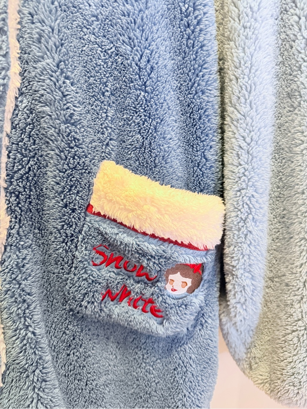 Snowwhite Plush Robe - Picture 4 of 6